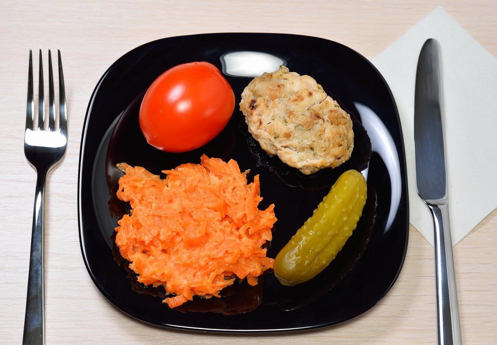 Котлета с овощами на блюде