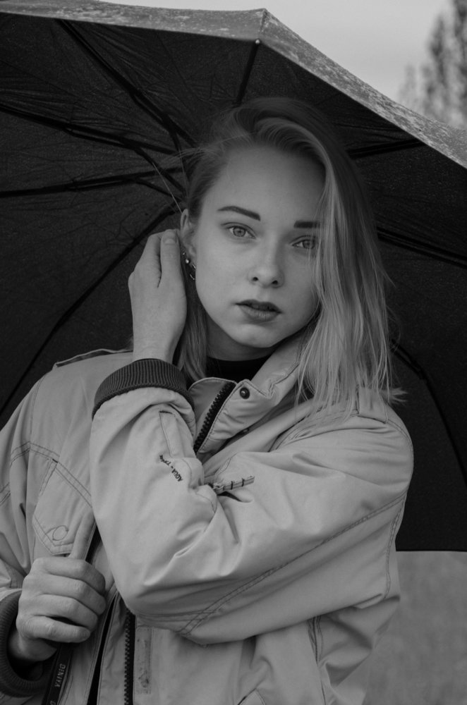 Девушка с зонтиком