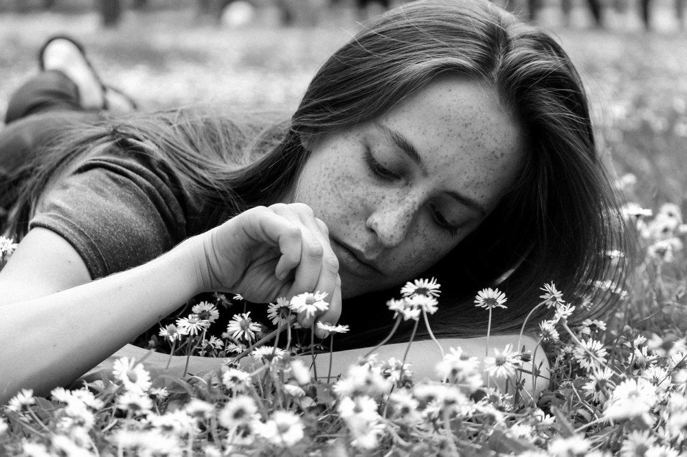 Девушка с веснушками