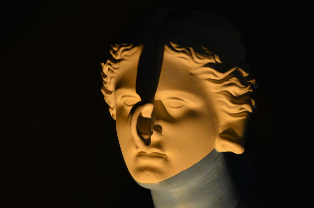 Тени Сальвадора Дали