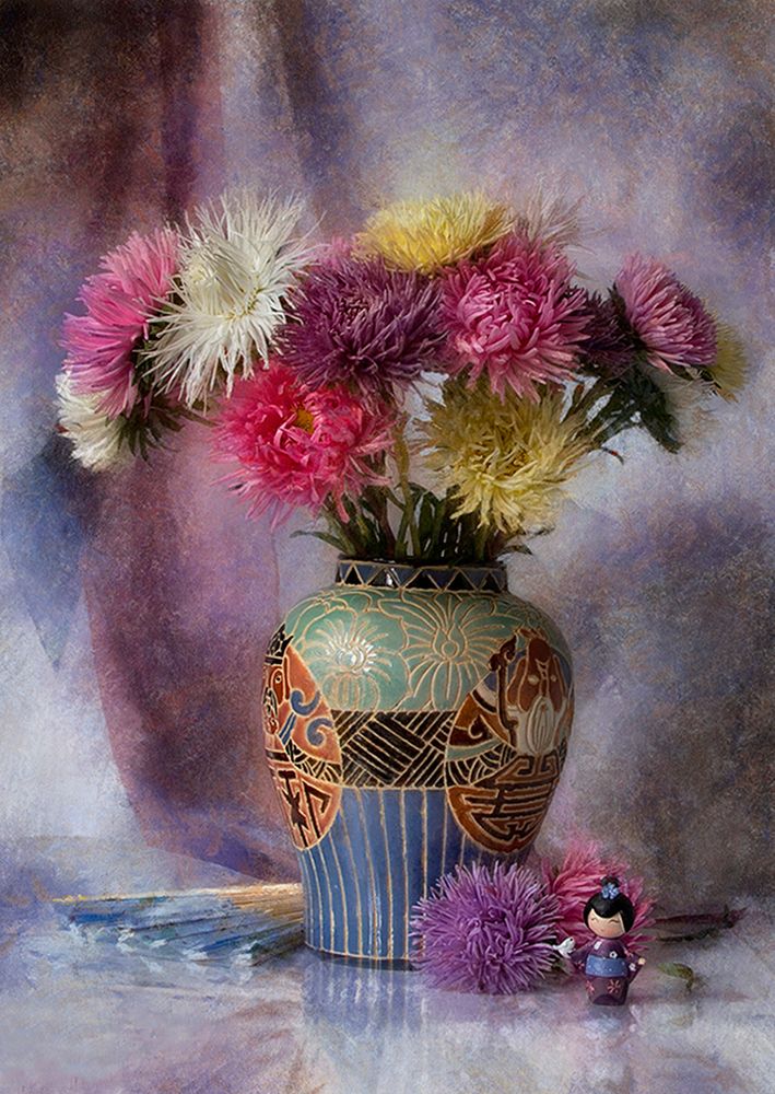 Натюрморт с астрами и нотками востока