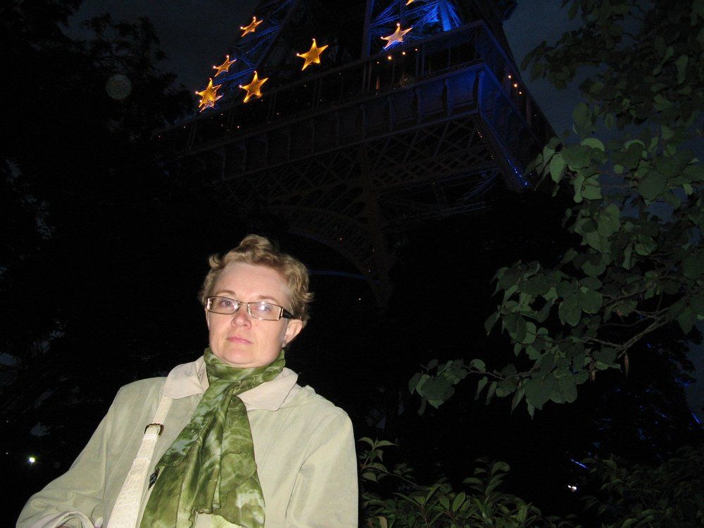 У Эйфелевой башни...