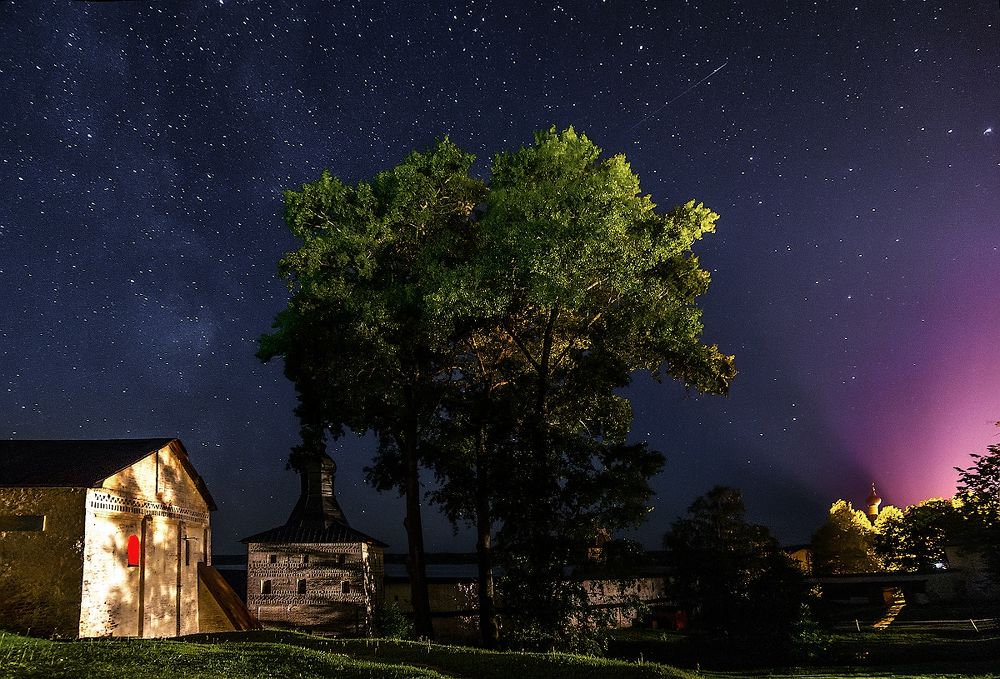 звездная ночь над древними стенами