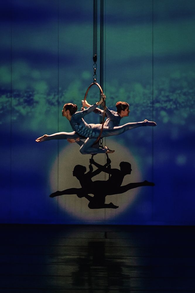 Blind, dance and shadows