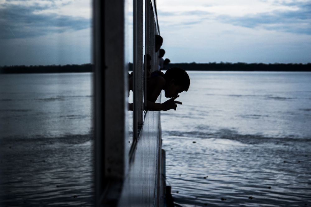 Pidiéndole al río que lo acompañe en silencio