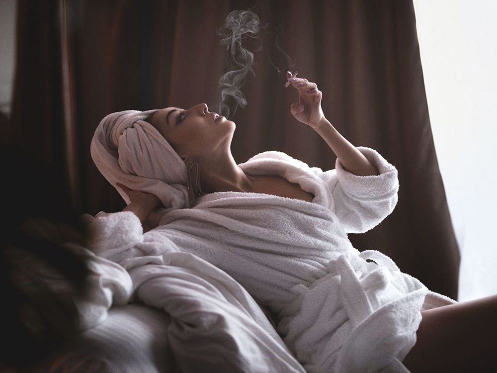 Девушка с сигаретой