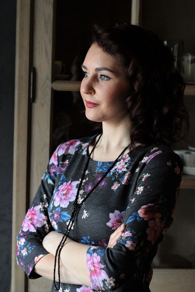 Девушка у окна