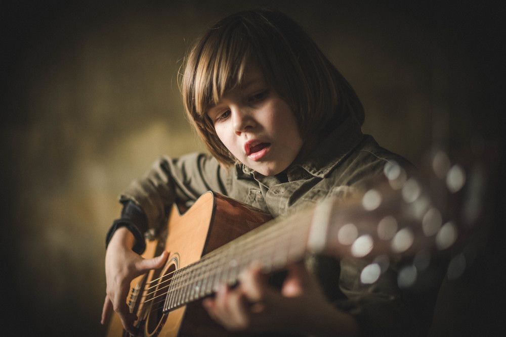 Мальчик на гитаре