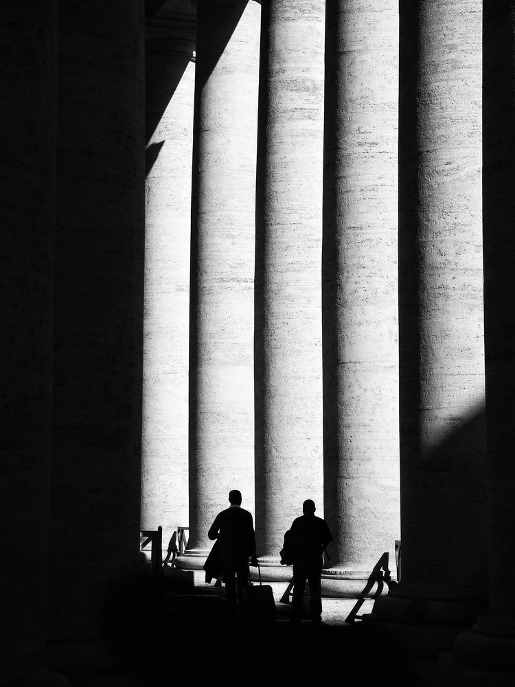 В тени колонн