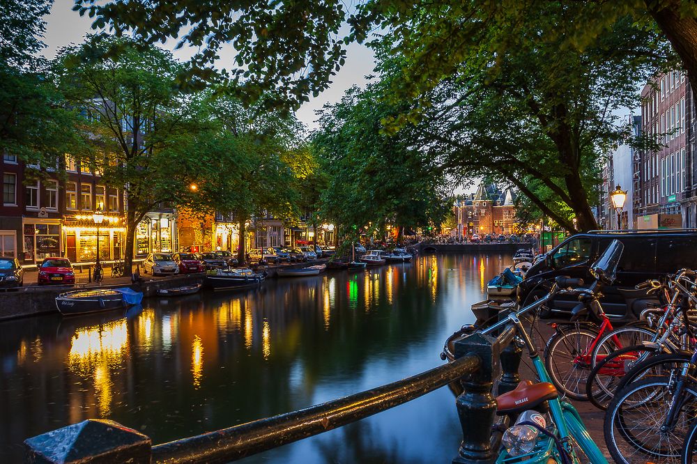 Огни вечернего Амстердама.