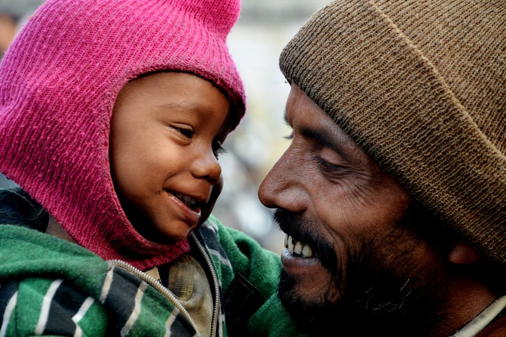 Papa's love never works, he himself faces sorrow, or he can not see his child crying