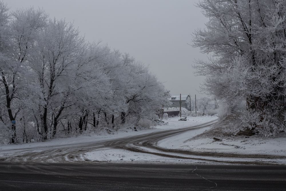 Дорога на краю города.