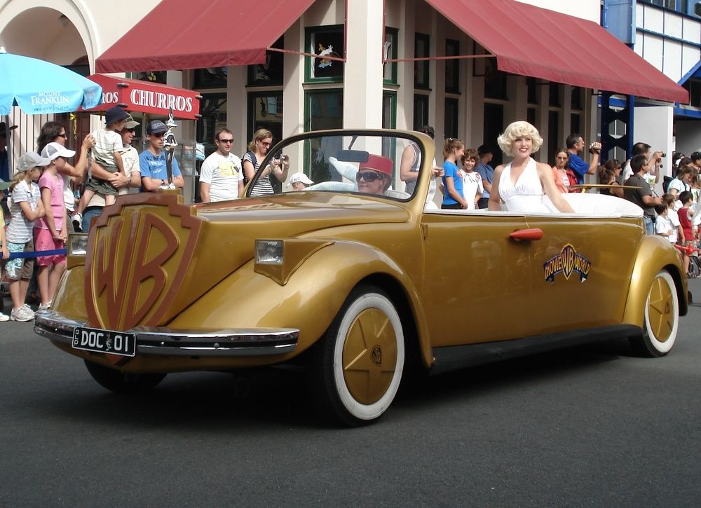 золотой автомобиль