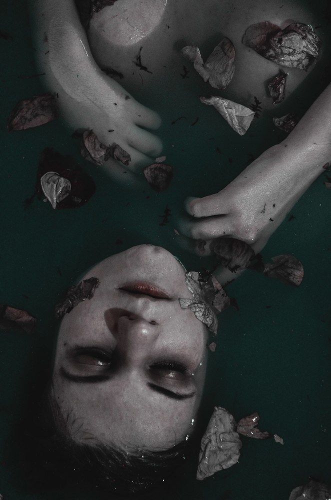 утопая в тоске