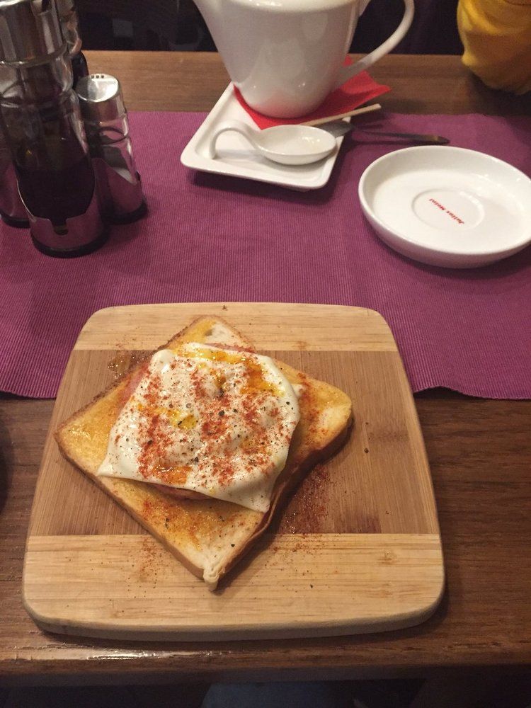 тост с сыром и красным острым перцем.
