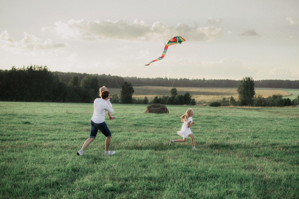 Запуск воздушного змея с папой