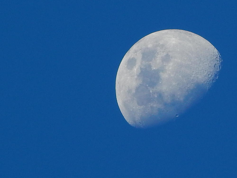 Луна на небе голубом