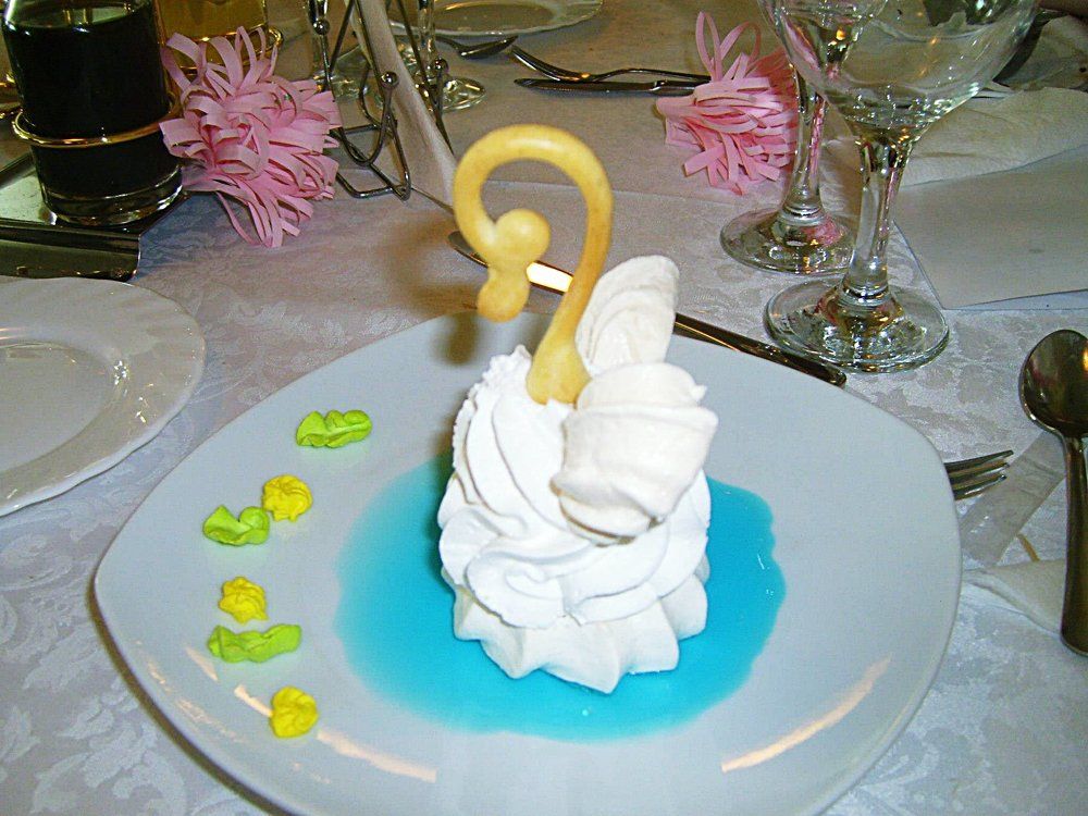 DIVNA POSLASTICA U OBLIKU lABUDA