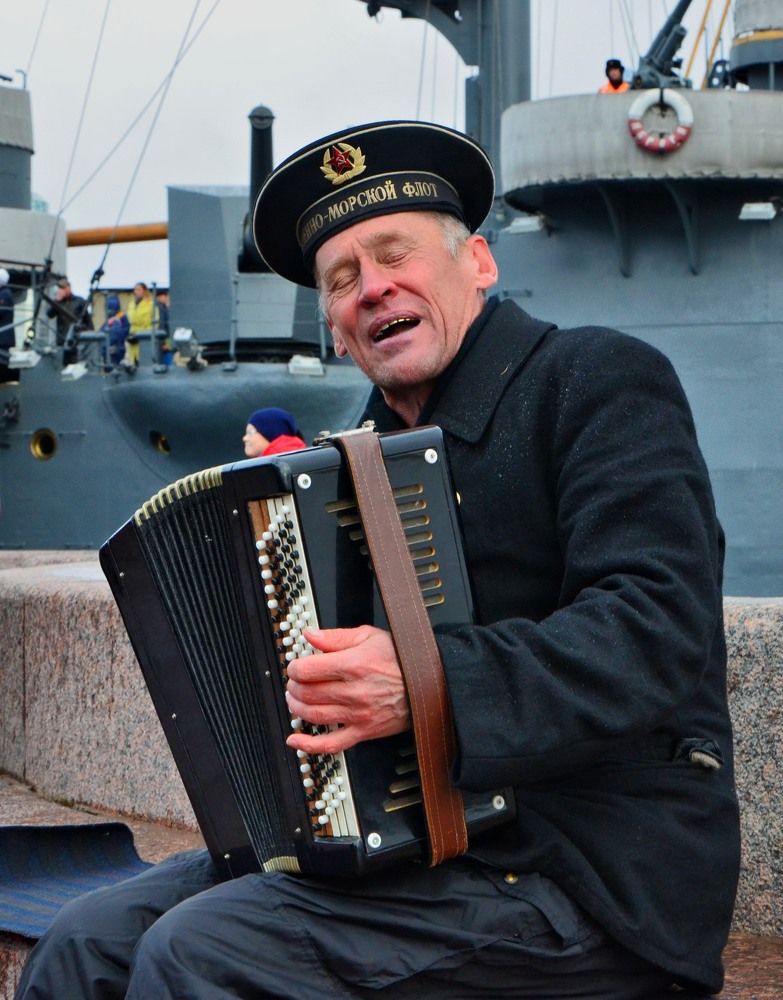 Врагу не сдается наш гордый моряк