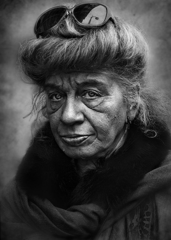 портрет женщины с солнцезащитными очками