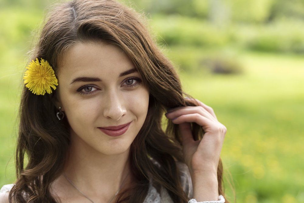Девушка с одуванчиком