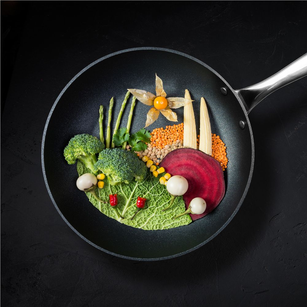 Пейзаж с брокколи в лучах физалиса