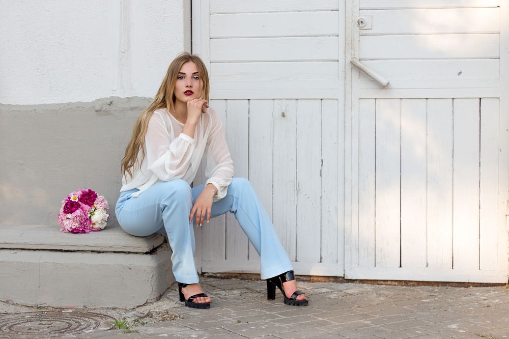 Девушка с пионами