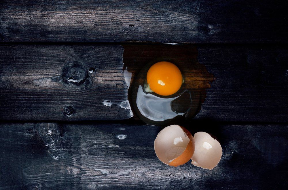 Разбитое сырое яйцо