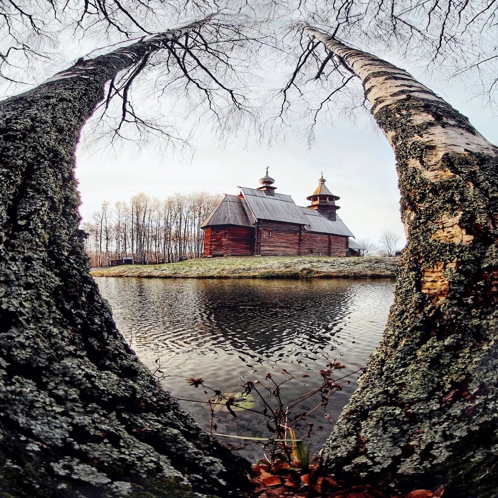 Берёзки, их венчает с вечностью волшебный звон колоколов…