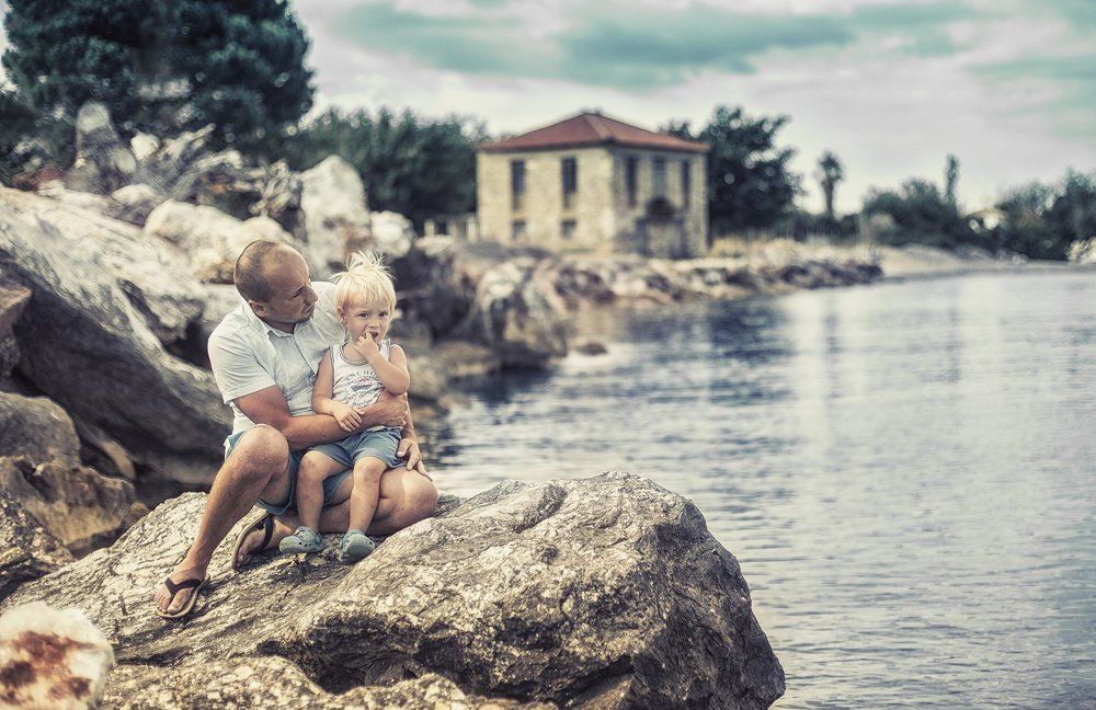 С папой на пасмурном побережье Греции