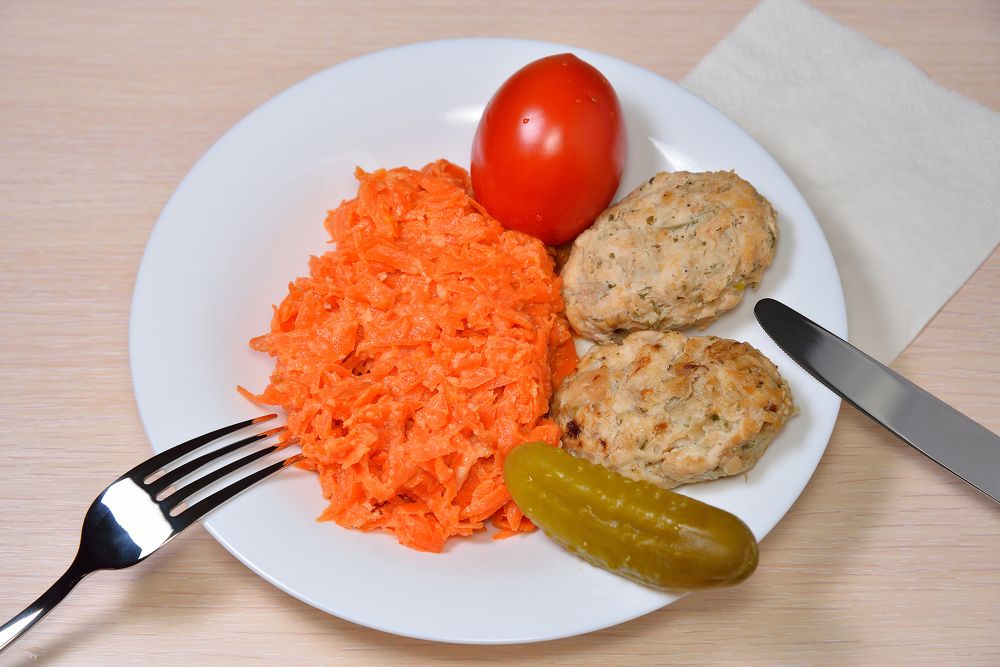 Куриные котлеты с тушеной морковью, томатом и соленым огурцом