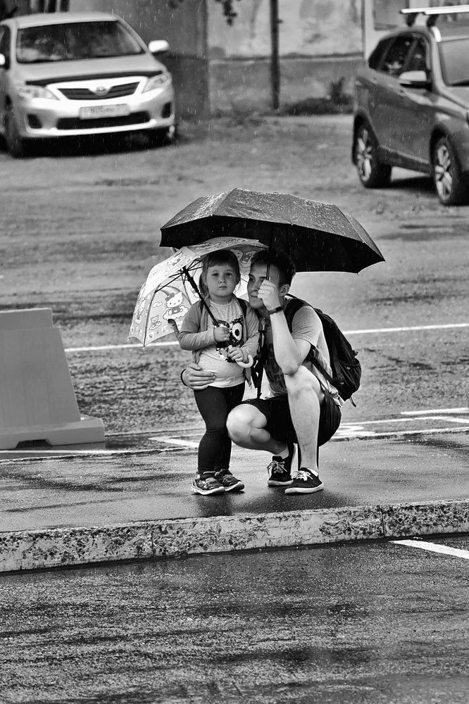 Спрятались от дождика