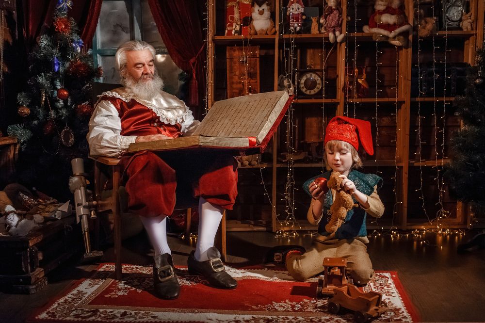 Санта и его помощник гномик