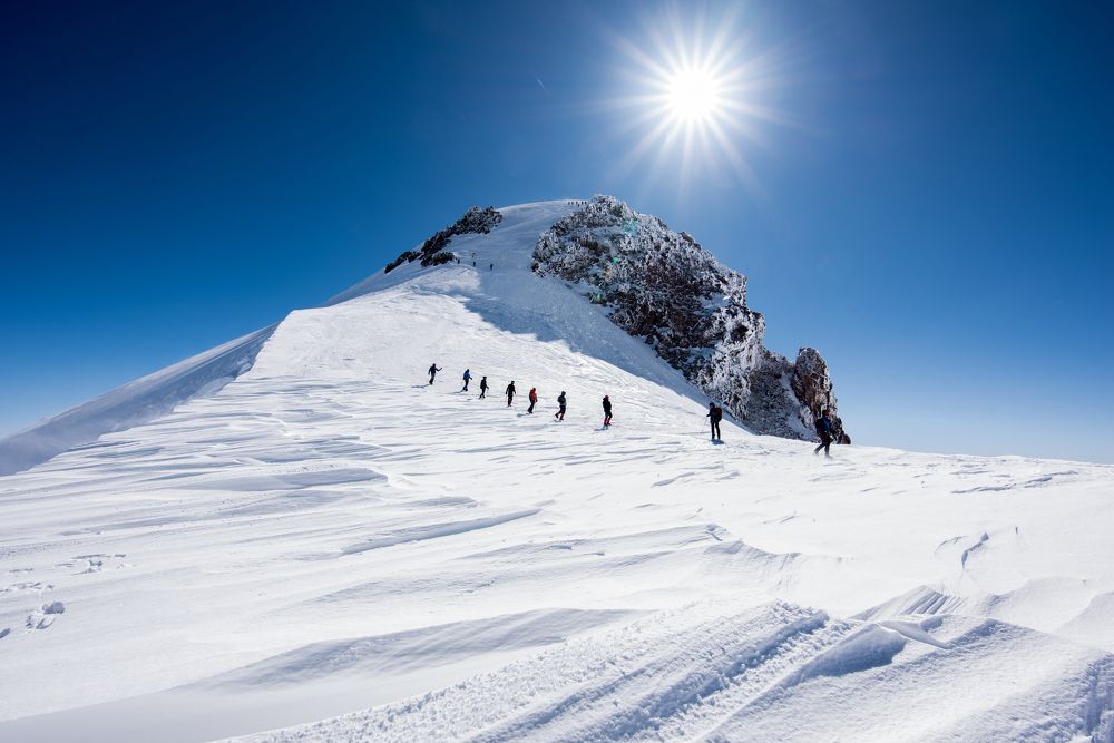 Друг за друга на вершине горы.