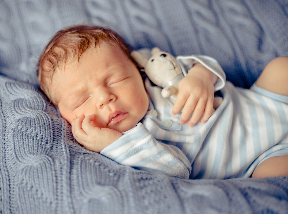 Малыш и зайчик