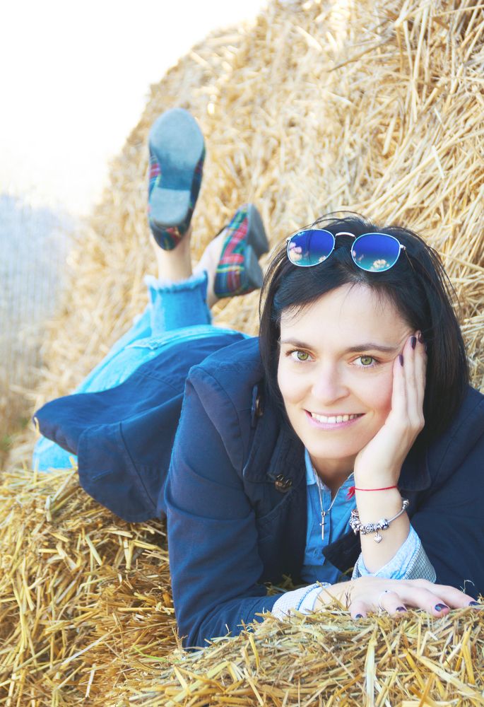 Женщина на сене