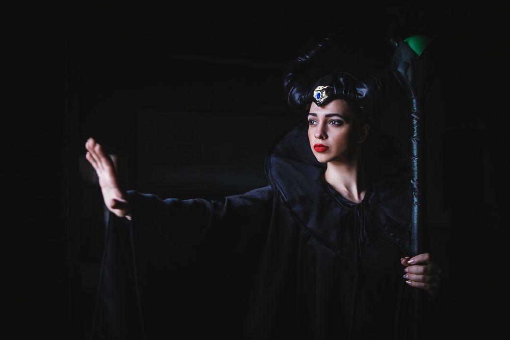 С самого рождения нам твердят, что жизнь — это сказка. Что короли благородны, а любовь вечна. Я поведаю вам другую историю...