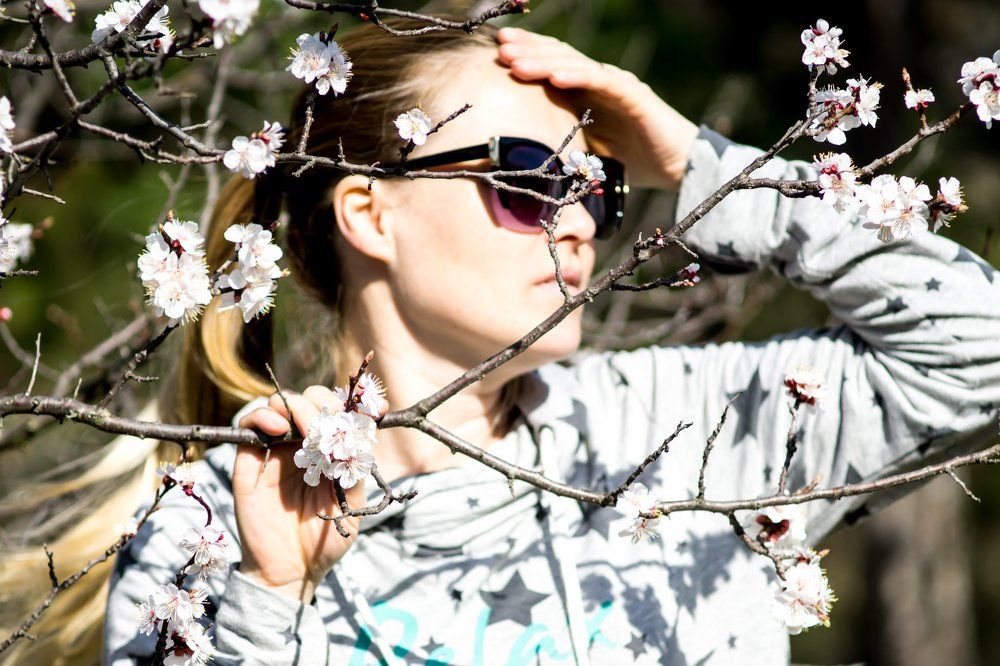 Девушка и яблоня