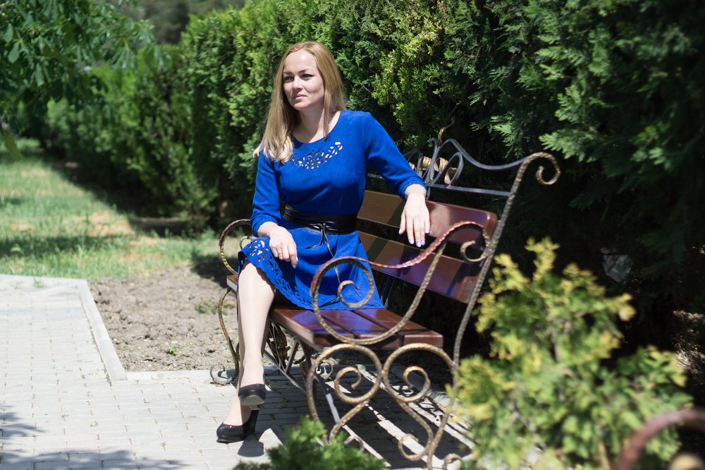 Девушка на скамейке