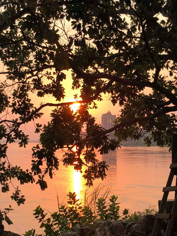 La beauté du soleil sur le fleuve