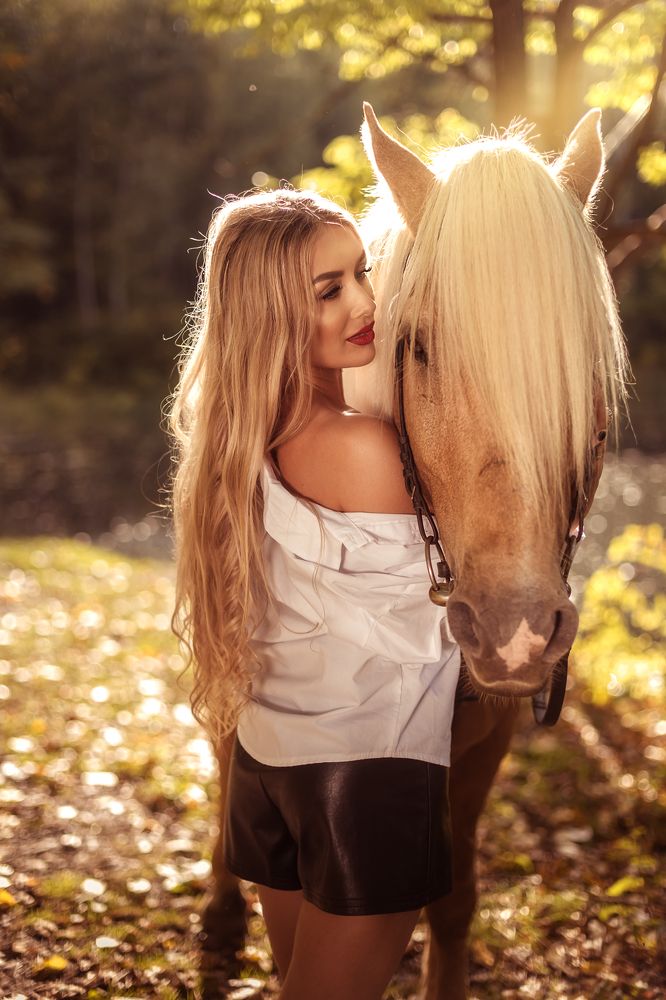красотка с лошадкой