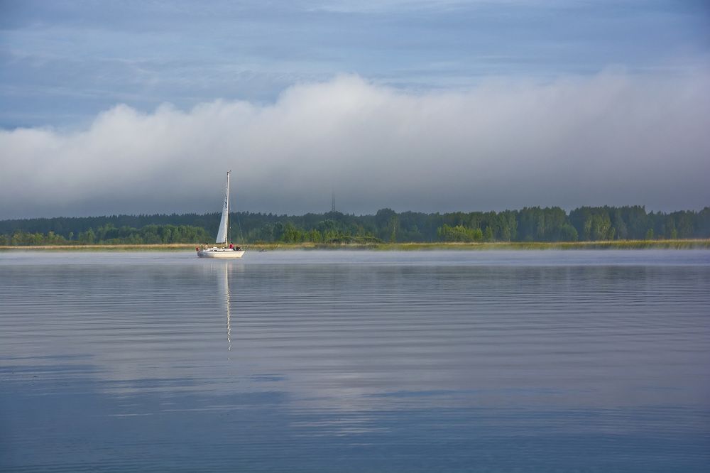 Белеет парус.