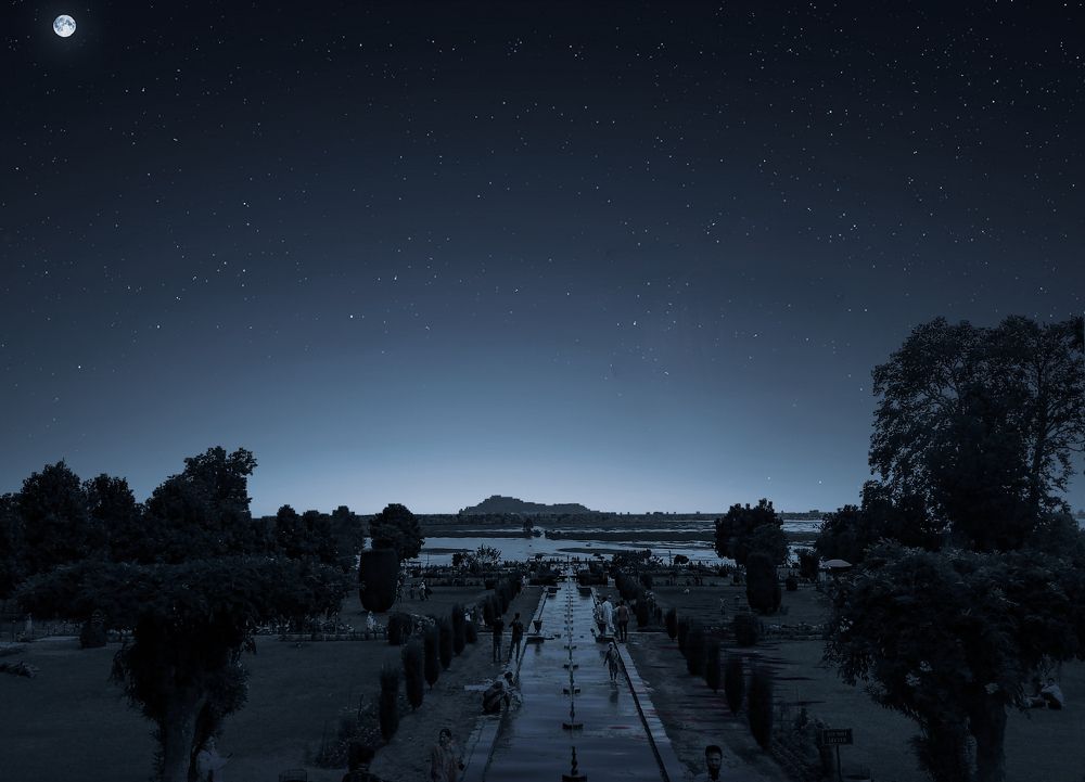 People in Night.Night like Day.