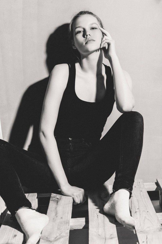 Девушка в черном