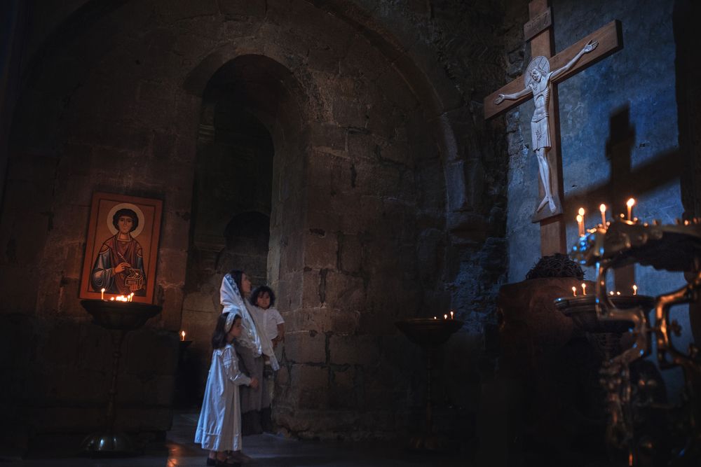 Мать и дитя в храме