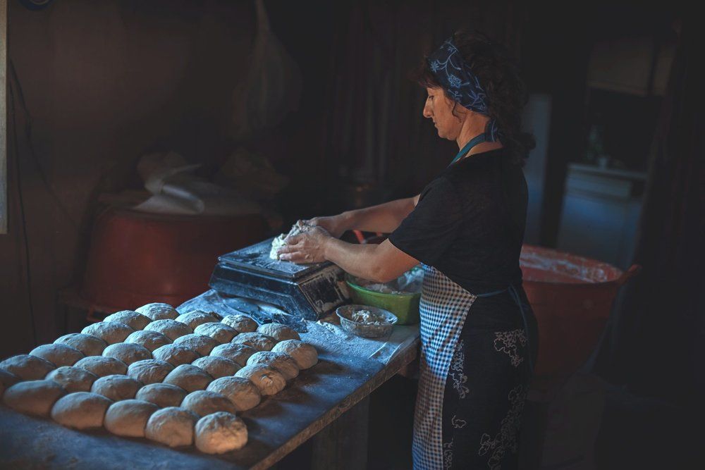 женщина и лепешки