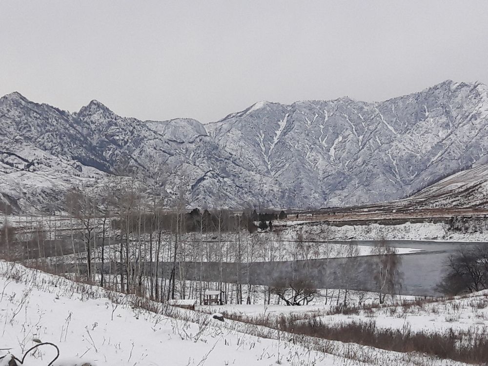 Река и горы.