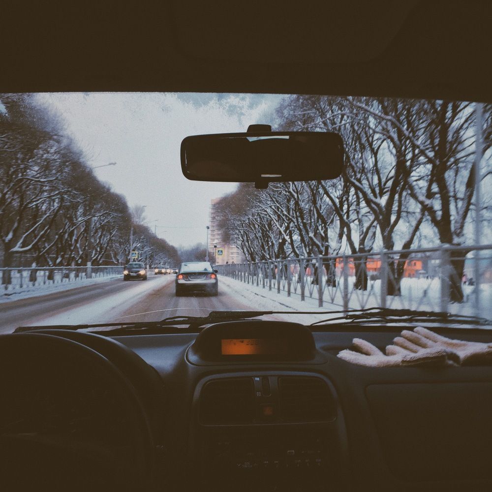 через лобовое стекло