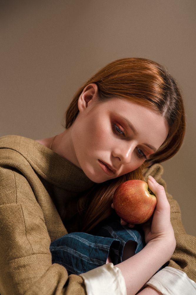 Девушка с яблоком