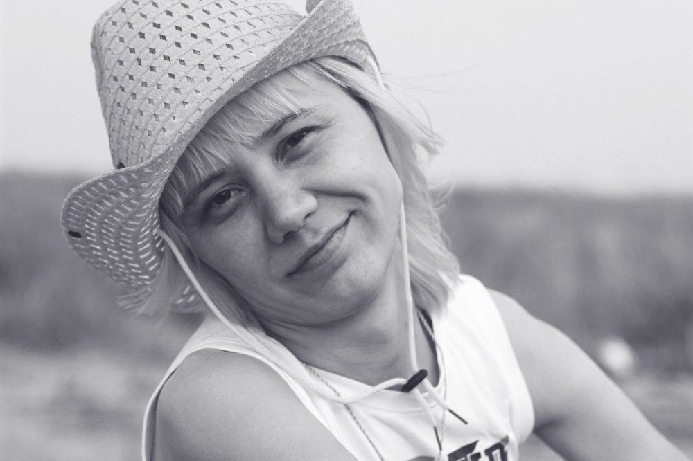 В шляпе у костра